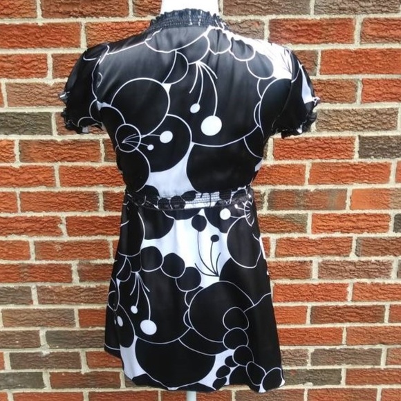 Wrapper Short Sleeve Shiny Top Size Small - Picture 3 of 4